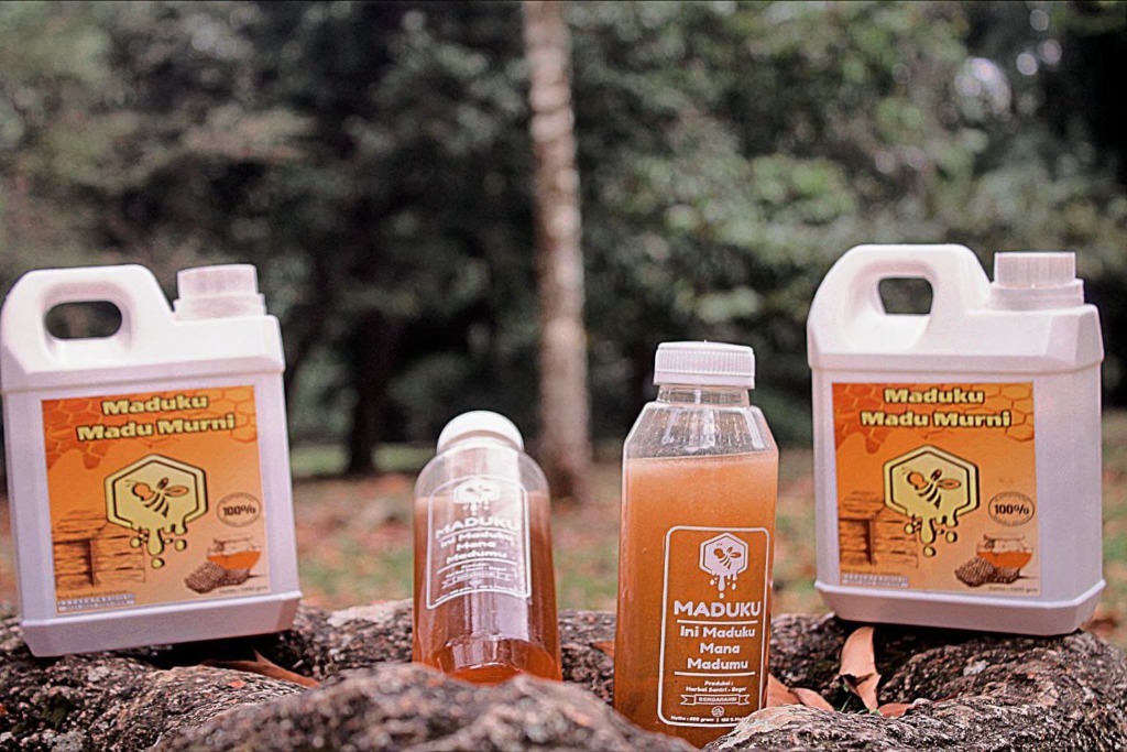 Koleksi botol dan jerigen Maduku madu murni